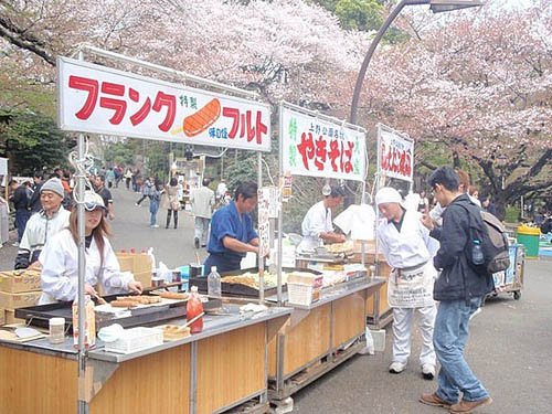 Comer en la calle en Tokio