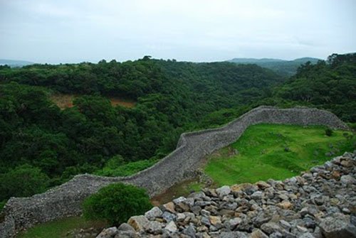 Las ruinas del Castillo Nakijin, en Okinawa