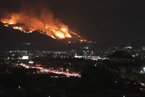 Festival Wakakusa Yamayali, fuego en Nara